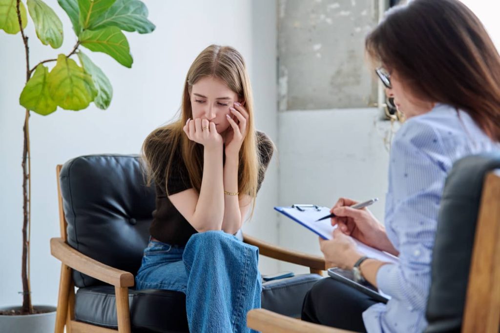 Depresia se tratează la psihiatru sau la psiholog? Află rolul fiecărui specialist în gestionarea depresiei