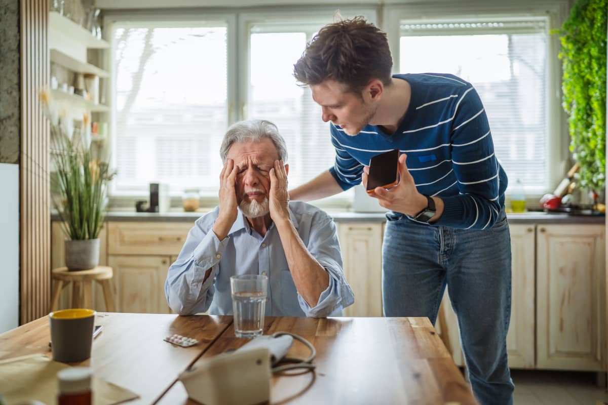 tanar cele ajutor telefonic pentru un barbat varstnic care se confrunta cu o durere de cap severa