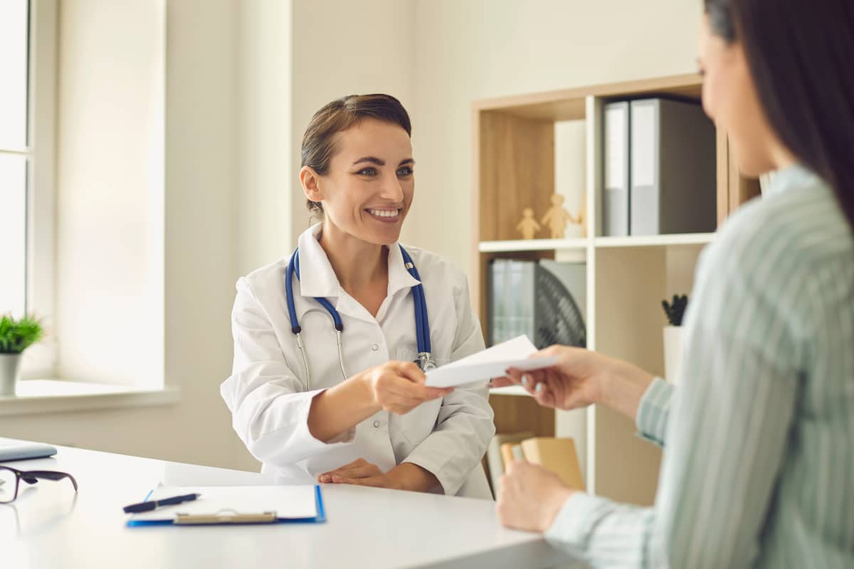 medicul inmaneaza pacientei certificatul A5