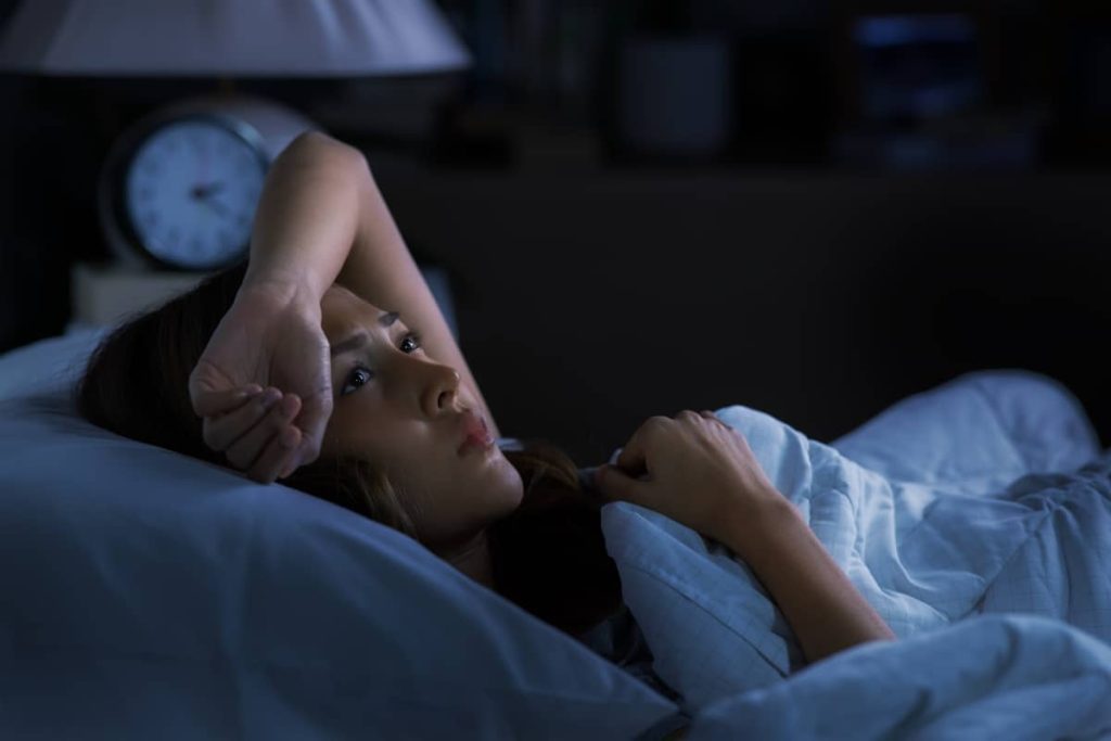 Nu poți dormi din cauza stresului sau a gândurilor? Explicația unui psihiatru despre cauzele insomniei